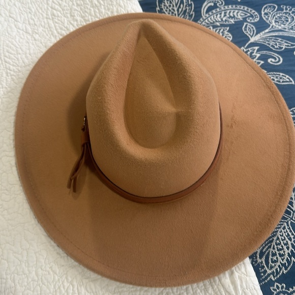 BRAND NEW WITHOUT TAGS WOMEN'S TAN HAT - Picture 2 of 5